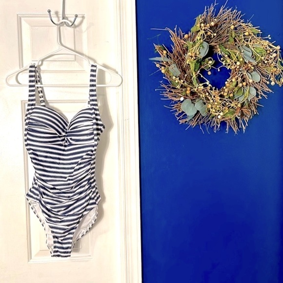 NWOT Women’s Nip Tuck Blue & White Striped Multi Fit Cup One Piece Swimsuit Sz 6 - Picture 2 of 11